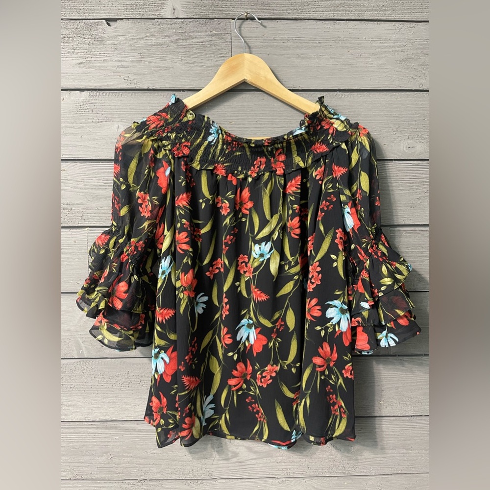 CeCe Black Blue Red Floral Ruffle Off the Shoulder Blouse Sz M Summer Date Night - Picture 7 of 11